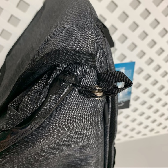 NWT Lotile Camera Backpack with Raincover - Picture 10 of 12